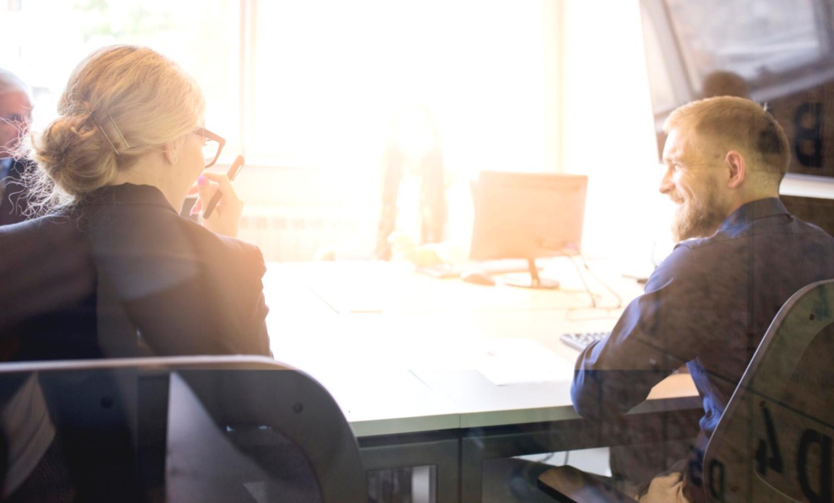 Scena di dialogo intenso tra personaggi