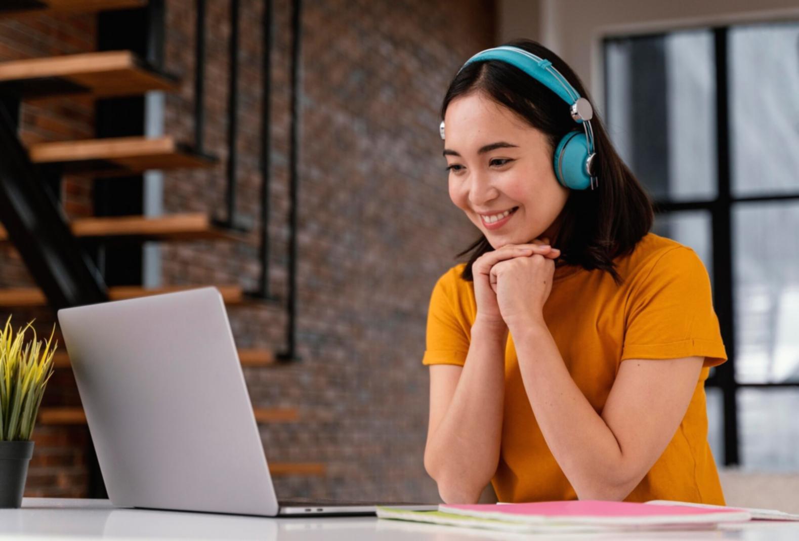 Ambiente di apprendimento moderno dove si svolgono le lezioni di storytelling